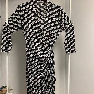 MAGGY LONDON stretch wrap dress - black and white abstract crescent print